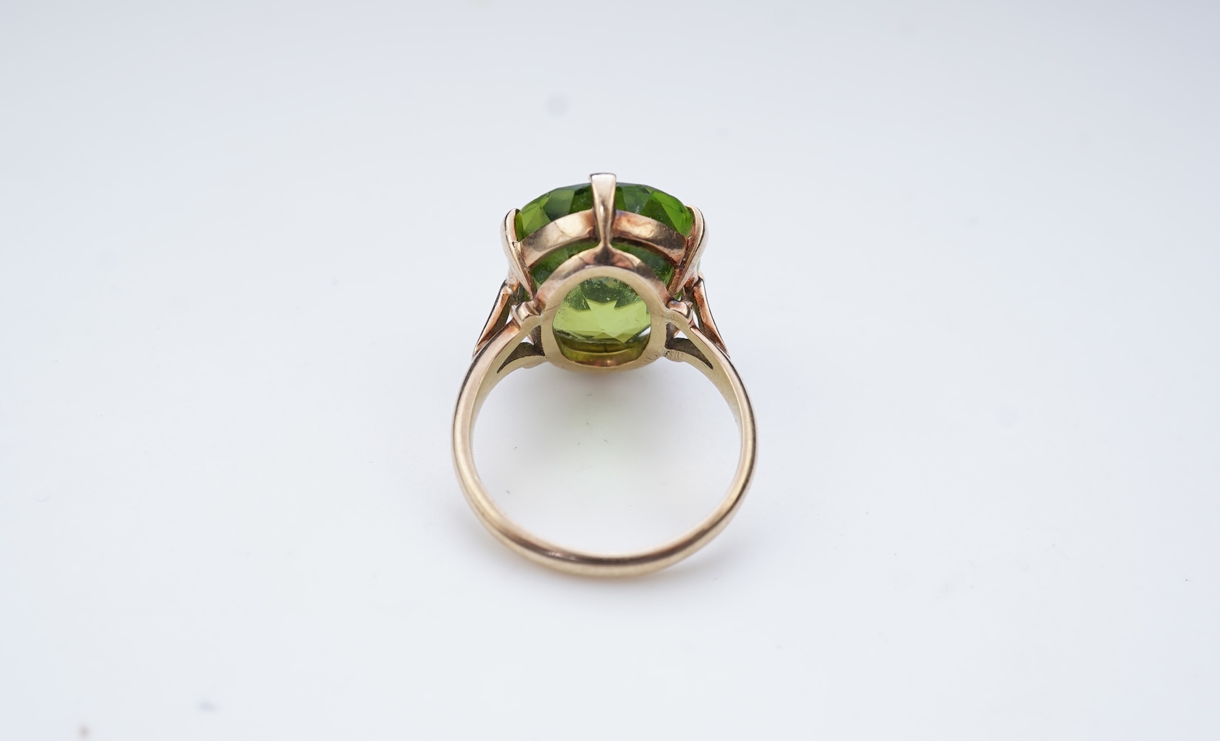 A peridot ring, early 20th century